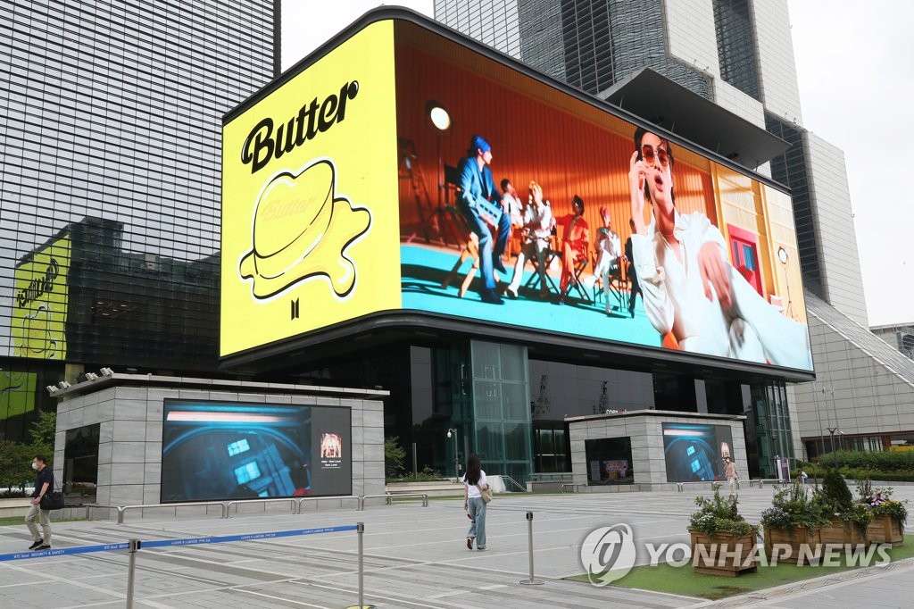 지난 15일 서울 강남구 코엑스 초대형 전광판에 상영되고 있는 BTS의 '버터(Butter)' 뮤직비디오