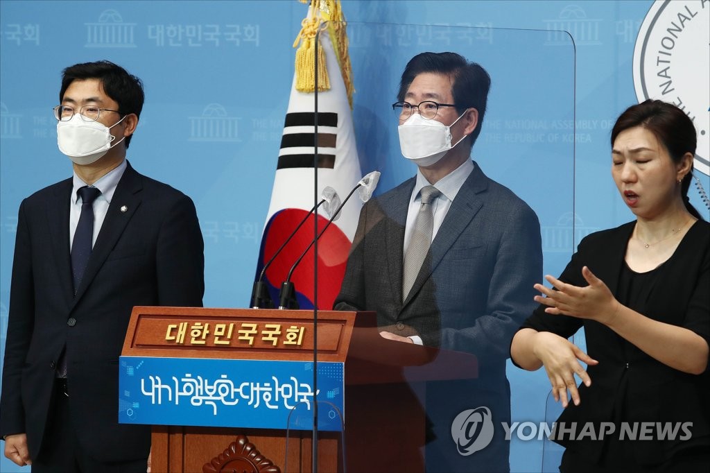 정책 발표 기자회견하는 양승조 충남도지사