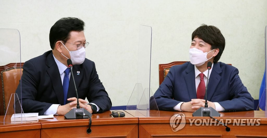 대화하는 더불어민주당 송영길-국민의힘 이준석 대표