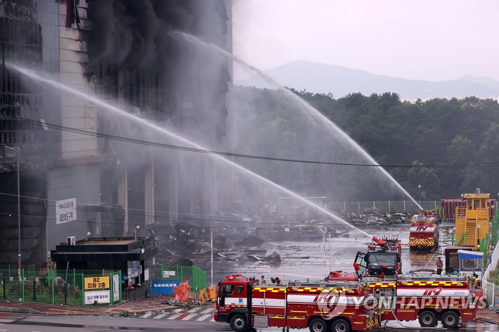 Firefighters try to put out a fire at a Coupang warehouse in Icheon, 80 kilometers southeast of Seoul, on June 18, 2021. (Yonhap)