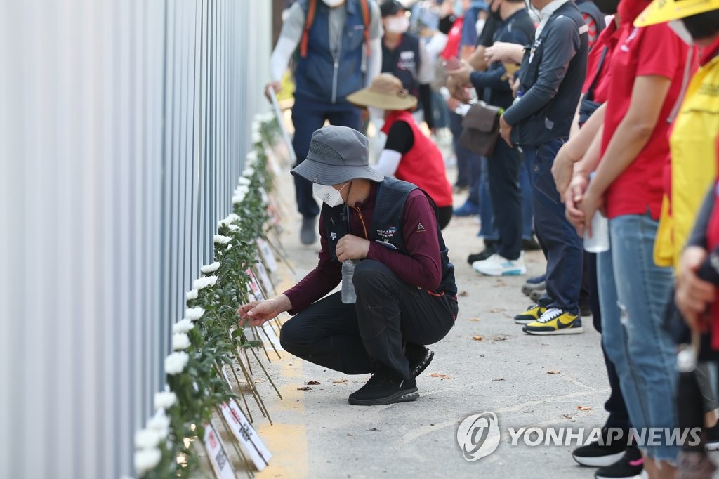 광주 철거 건물 붕괴 현장서 헌화