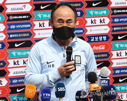 기자회견 하는 김학범 감독
