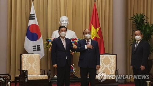 팔꿈치 인사하는 베트남 국가주석과 정의용 외교부 장관