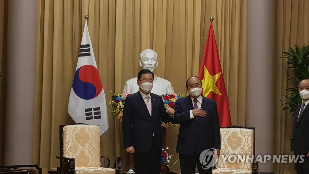 S. Korean FM meets Vietnamese president S. Korean FM meets Vietnamese president