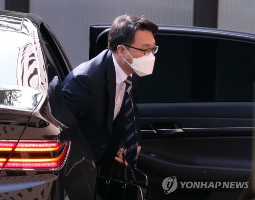 차에서 내리는 김진욱 공수처장