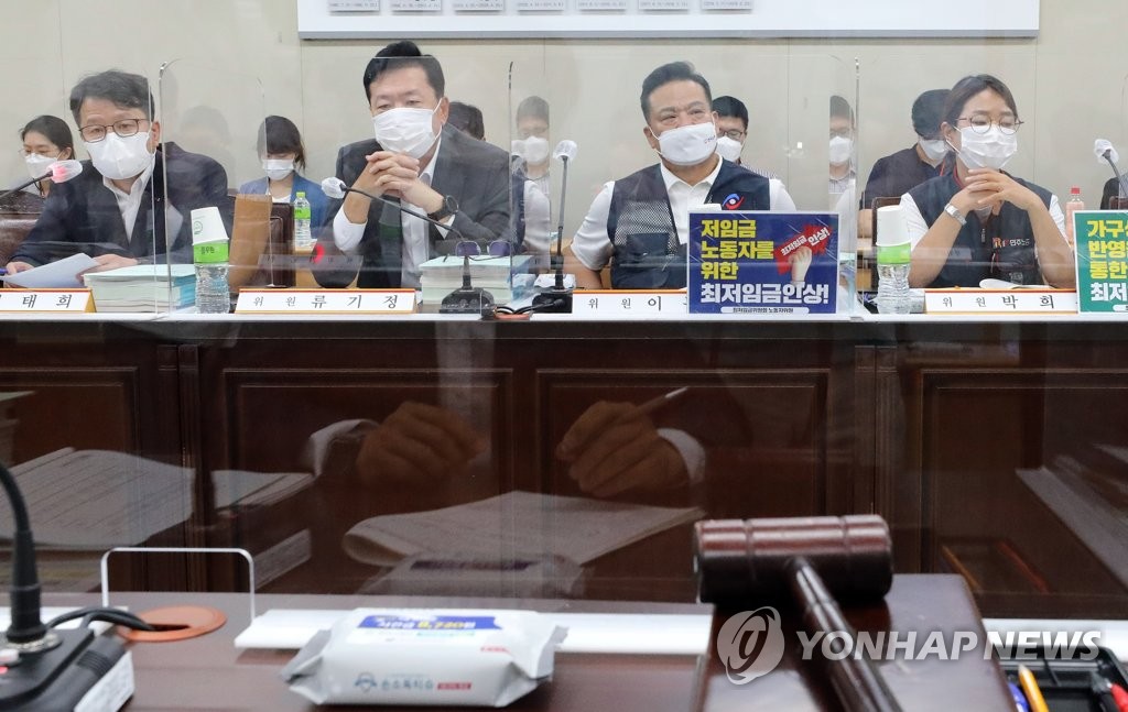 굳은 표정의 노사