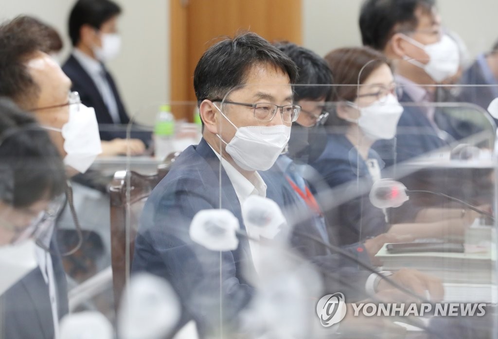 Park Joon-shik (C), head of the Minimum Wage Commission, attends a plenary session of the commission at the government complex in Sejong, central South Korea, on June 24, 2021. (Yonhap)