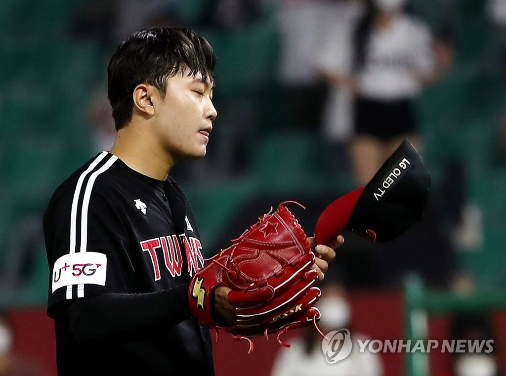 SSG에 동점 허용하고 아쉬워하는 LG 김윤식