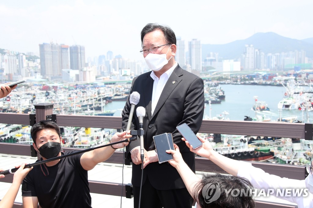 부산 북항재개발 현장서 인터뷰하는 김부겸 총리