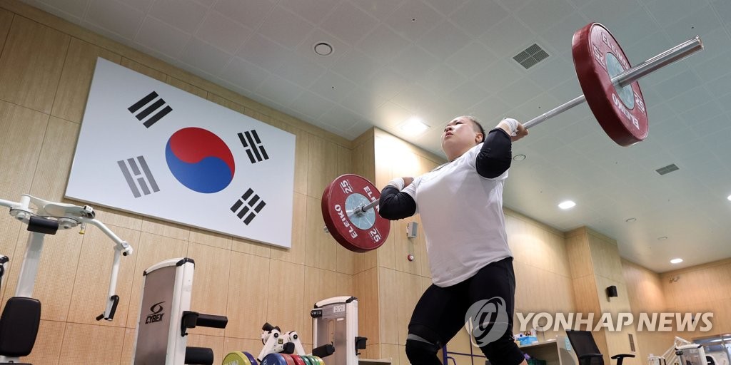훈련 열중하는 역도 국가대표 김수현