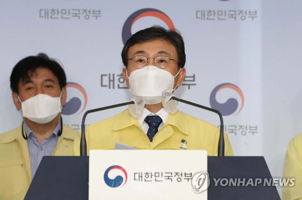 코로나19 중대본 결과 브리핑하는 권덕철 장관