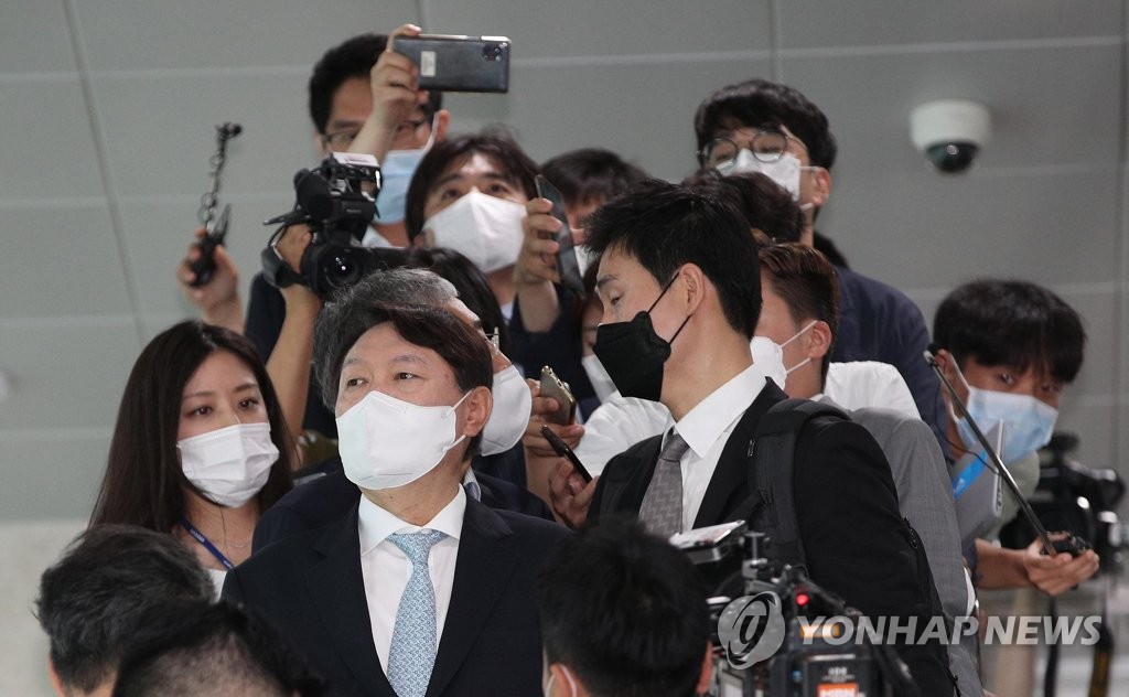 국회 소통관 방문 마친 윤석열 전 검찰총장