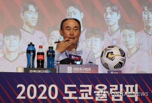 질문 듣는 김학범 감독