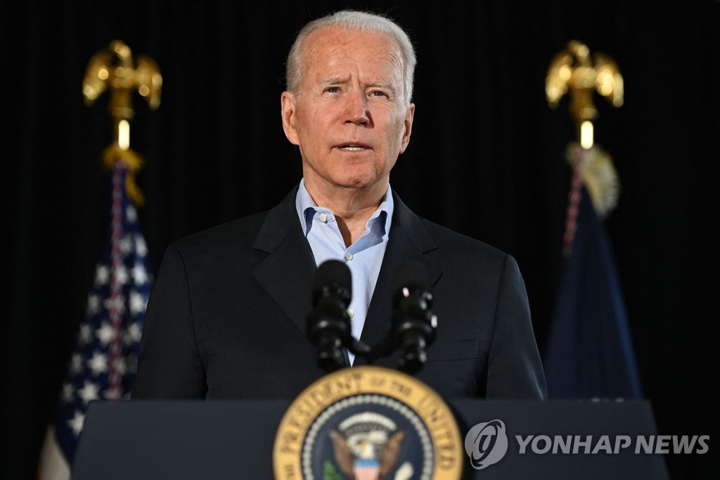 플로리다서 아파트 붕괴 희생자 위로 연설하는 바이든