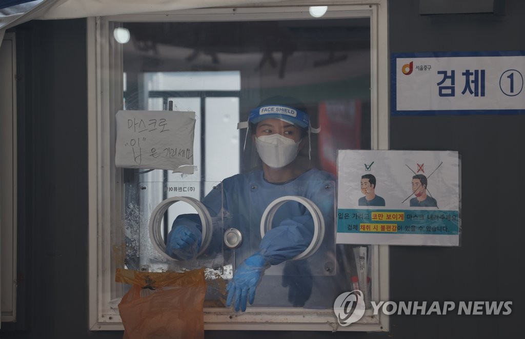 더운날씨에 지쳐보이는 의료진