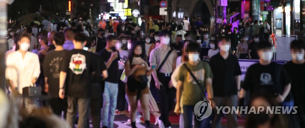 코로나 확산 우려에도 북적이는 홍대 밤거리