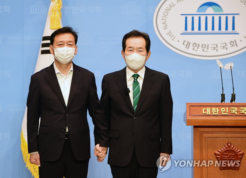후보 단일화 선언 마친 정세균 전 국무총리와 민주당 이광재 의원