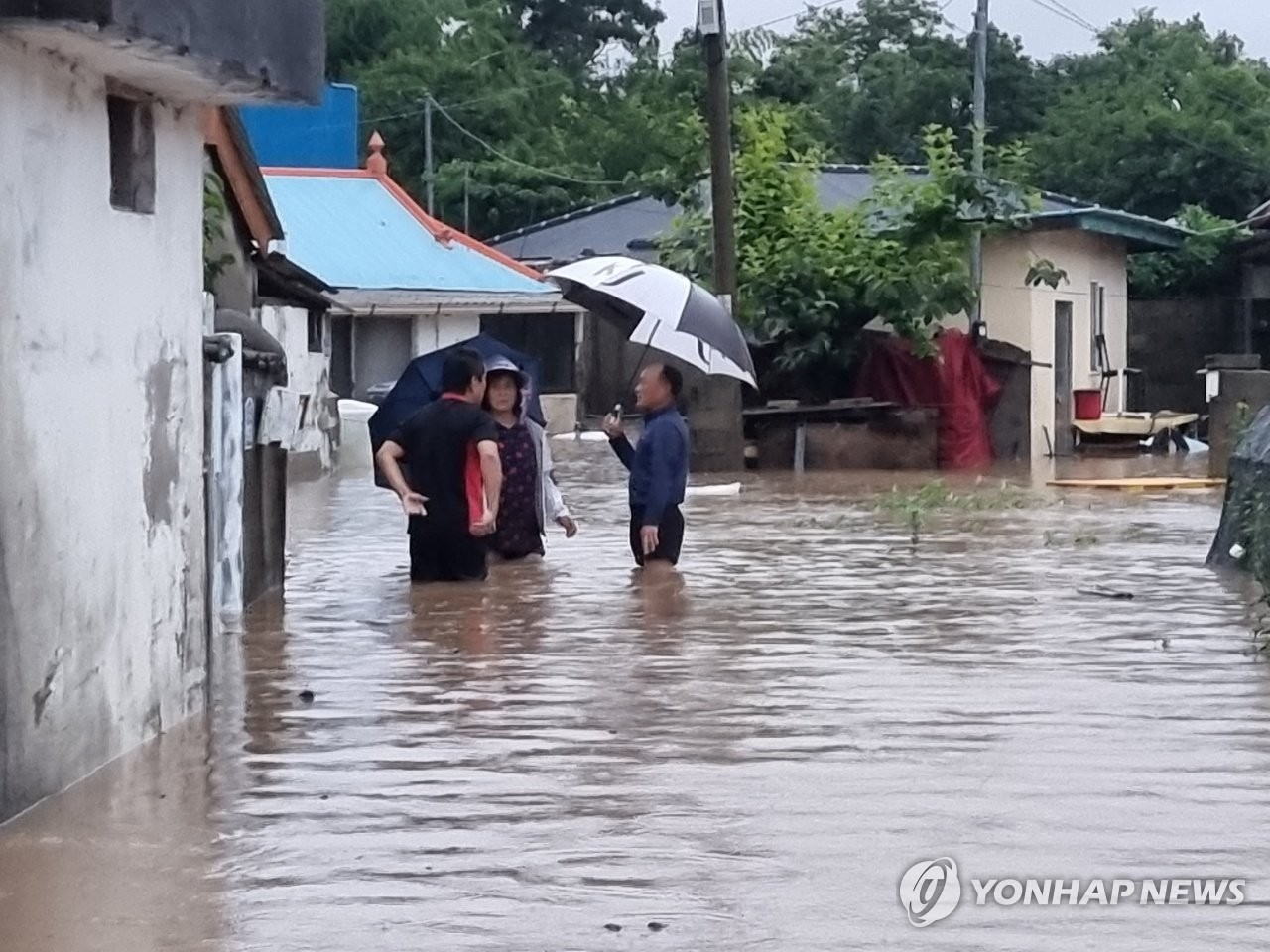 폭우로 무릎 높이까지 잠긴 마을