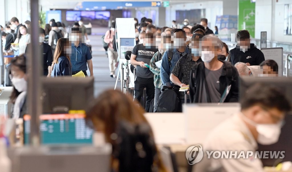 공항 검역소에 줄지어 대기하는 입국자들