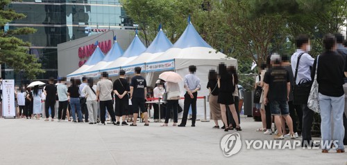 끝없는 코로나19 검사 행렬