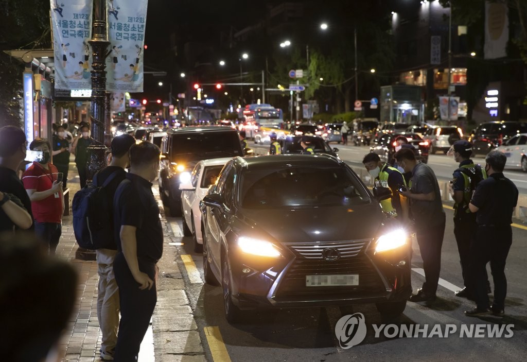 Small business owners hold a drive-through rally in protest of the government's COVID-19 restrictions in Daehangno, Seoul, early on July 15, 2021. (Yonhap)