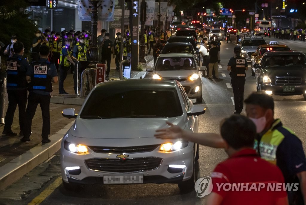 Small business owners hold a drive-through rally in protest of the government's COVID-19 restrictions in Daehangno, Seoul, early on July 15, 2021. (Yonhap)