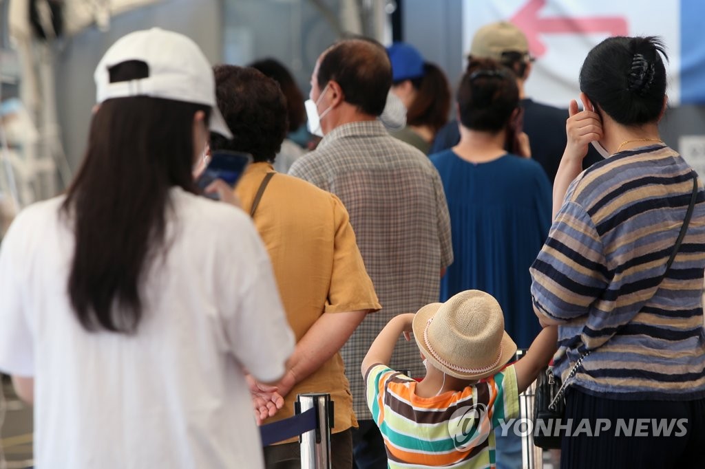 코로나19 집단 발생에 북적이는 검사소