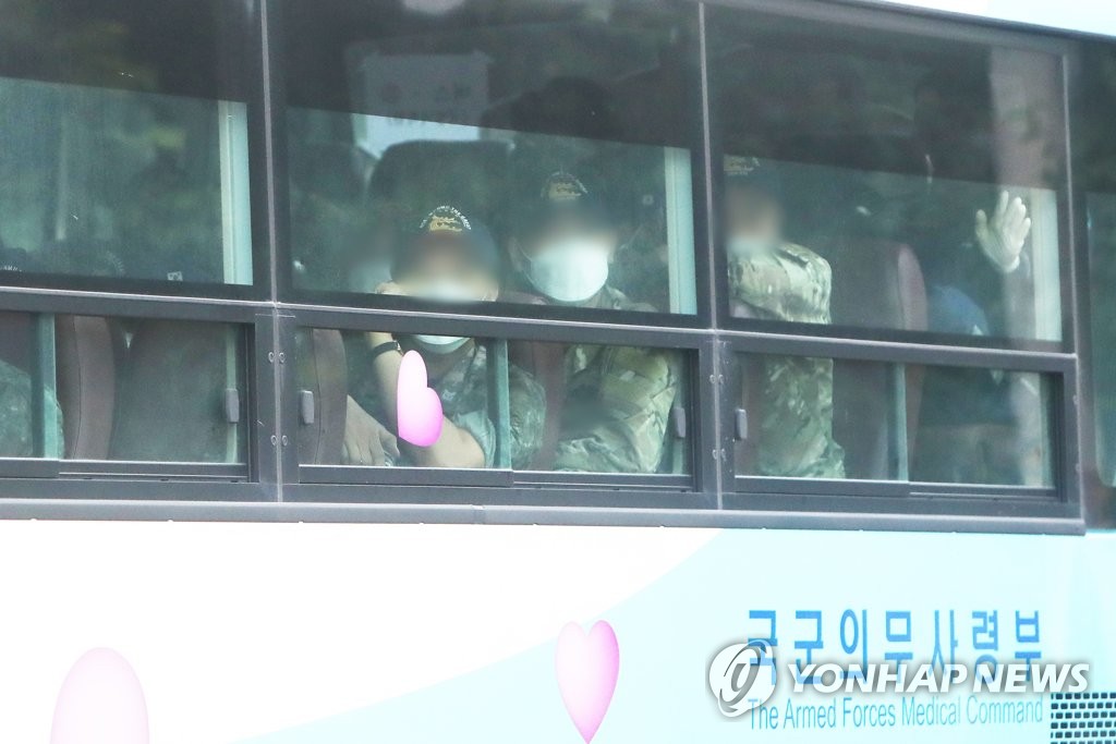 帰国後、バスで軍の隔離施設に移動する第３４陣の乗組員（資料写真）＝（聯合ニュース）