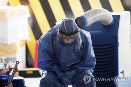 더위에 지친 선별진료소 의료진