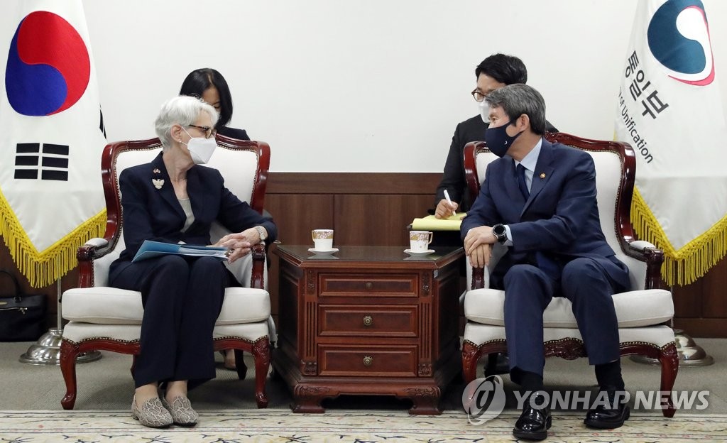 Unification minister meets U.S. official Unification minister meets U.S. official