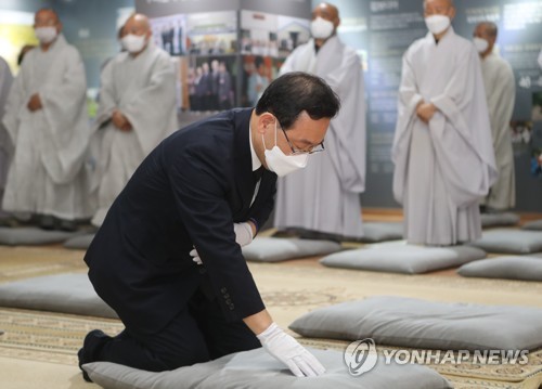 월주스님 조문하는 주호영 의원