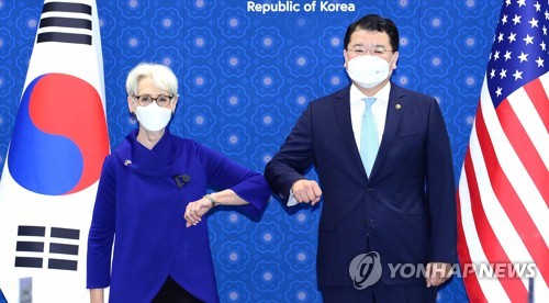 팔꿈치 인사하는 최종건 차관과 웬디 셔먼 부장관