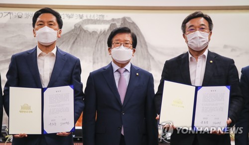 추경안ㆍ상임위원장 배분 합의문 들어보이는 양당 원내대표