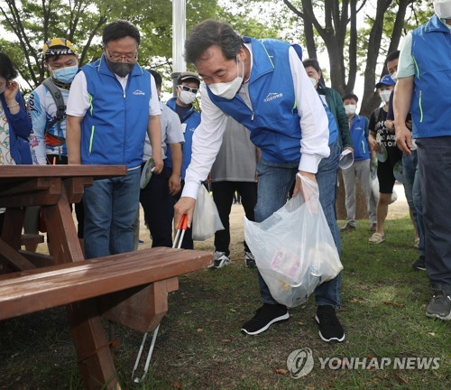 태화강 국가정원서 쓰레기 줍는 이낙연