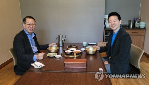 회동하는 국민의힘 권영세 의원과 장성민 전 의원