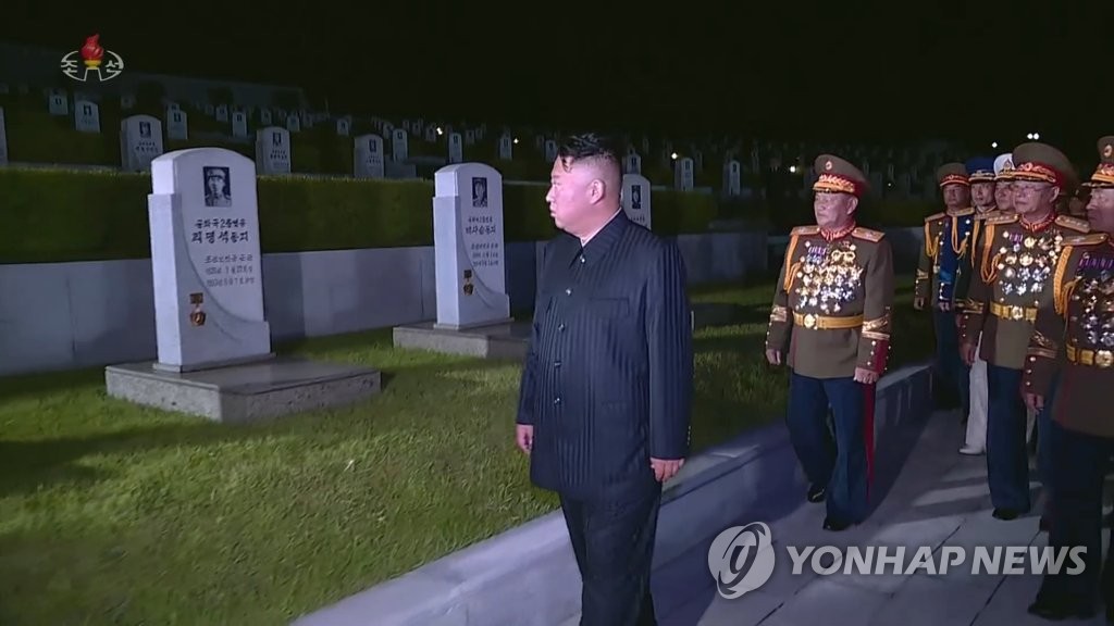 6·25 전사자묘 둘러보는 북한 김정은