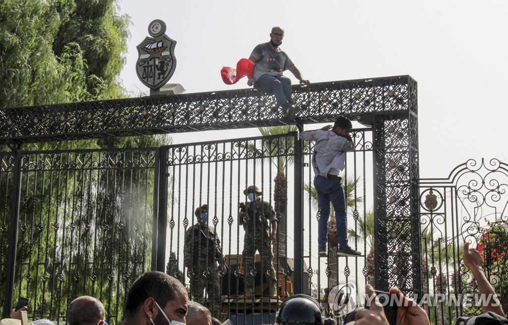 ′아랍의 봄′ 튀니지 반정부 시위 격화…총리 해임·의회 정지