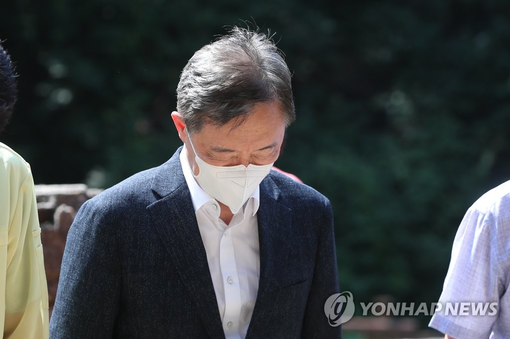 유엔군 화장장 찾은 최재형