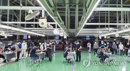 올해 임단협 투표하는 현대차 조합원들