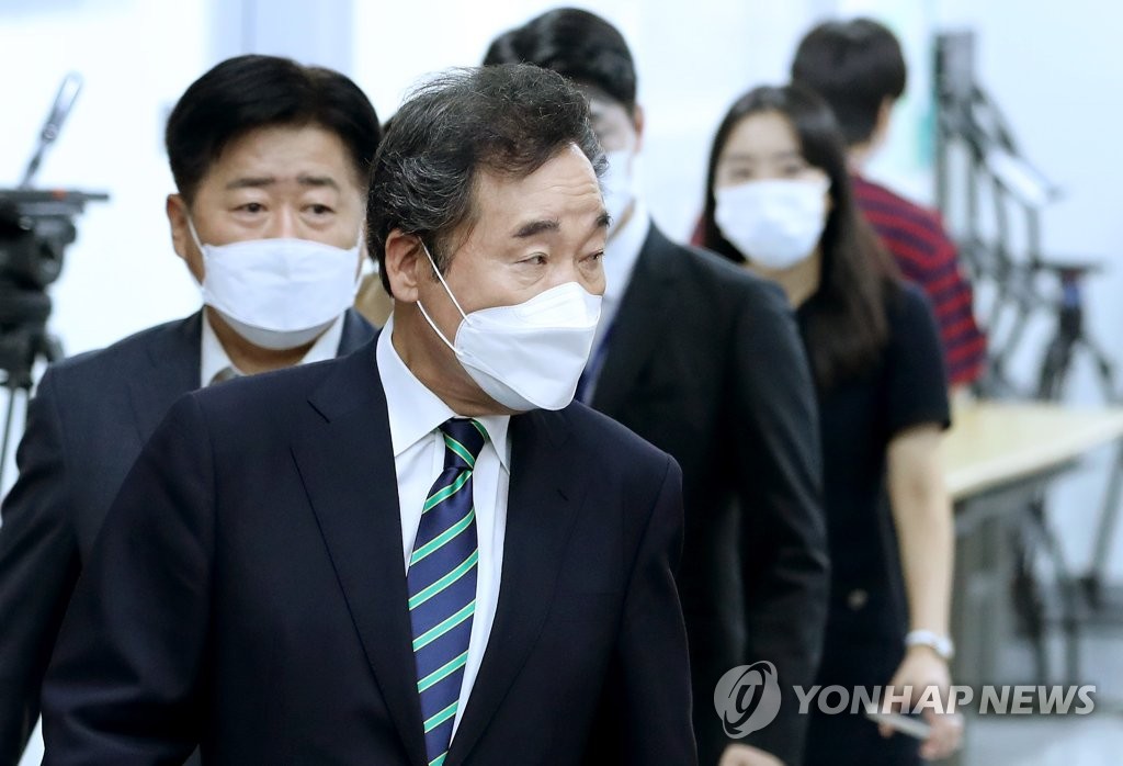 주거 정책 관련 기자회견 위해 소통관 들어서는 이낙연