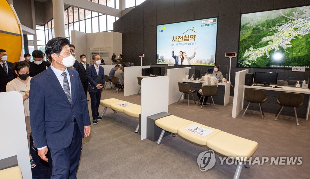 사전청약 접수 현장 방문한 노형욱 국토부 장관