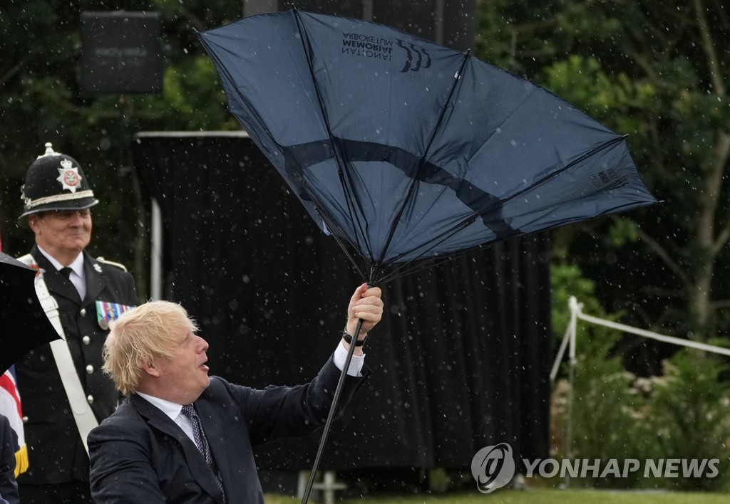 바람에 뒤집어진 우산 들고 난감해하는 영국 총리