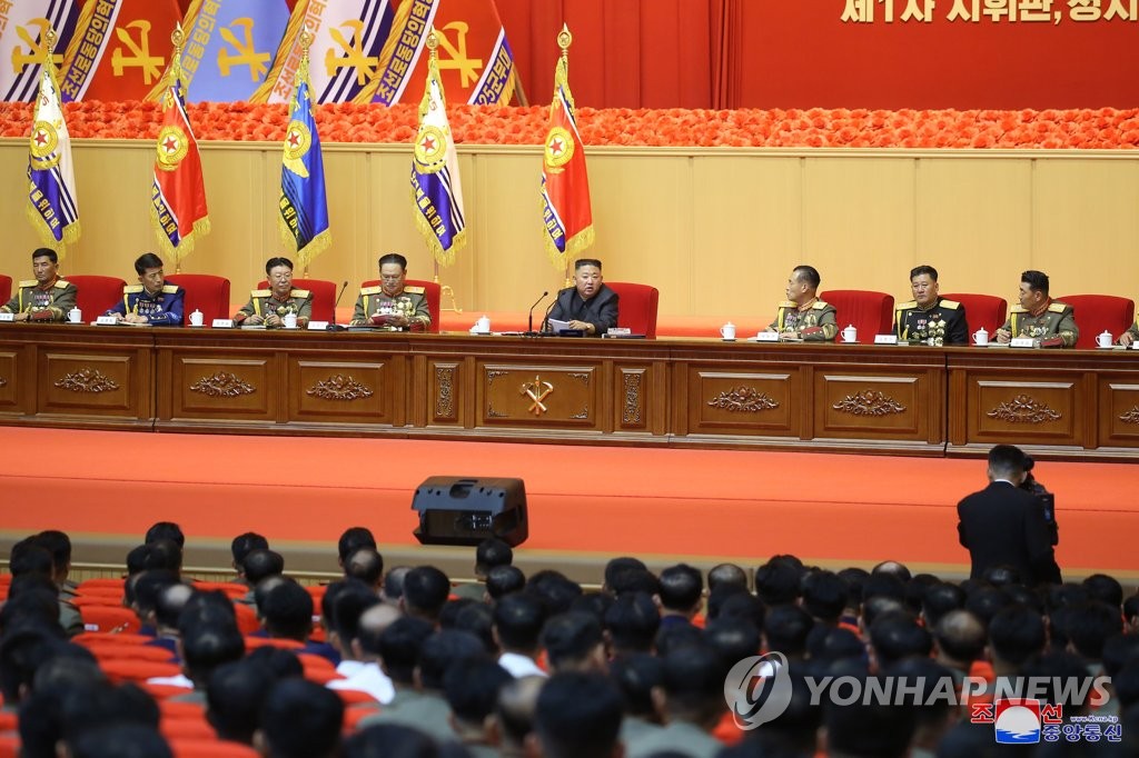 김정은, 사상 첫 전군지휘관 강습 주재…핵 언급 없어