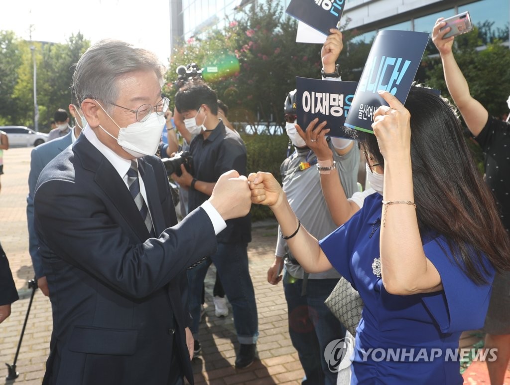 울산 방문한 이재명, 지지자와 인사