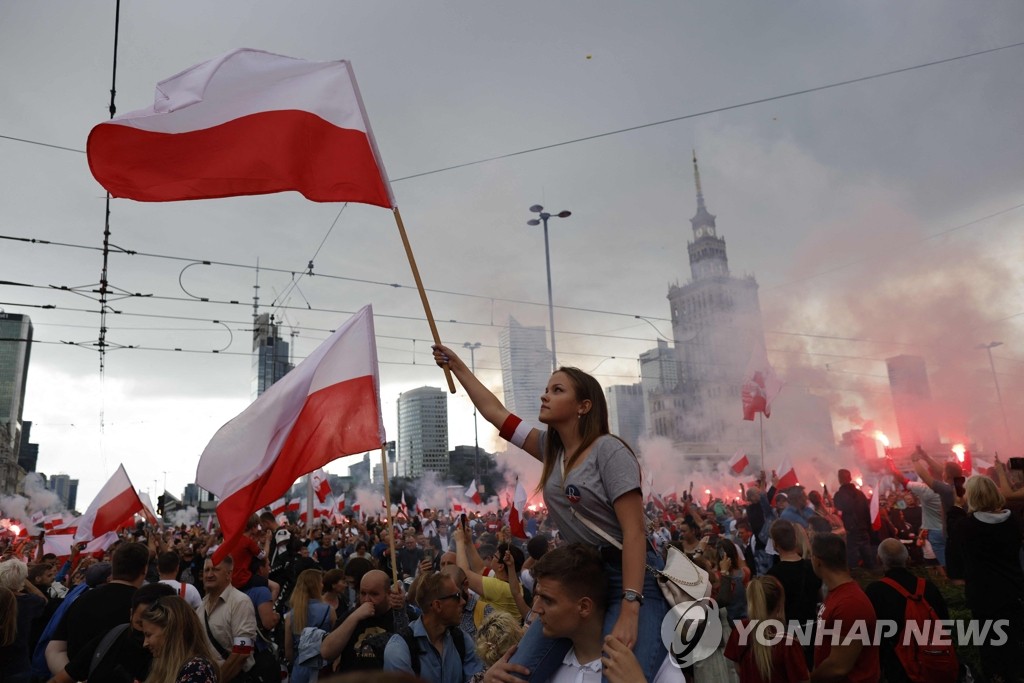 나치군 상대 '바르샤바 봉기' 77주년 기념하는 폴란드인들