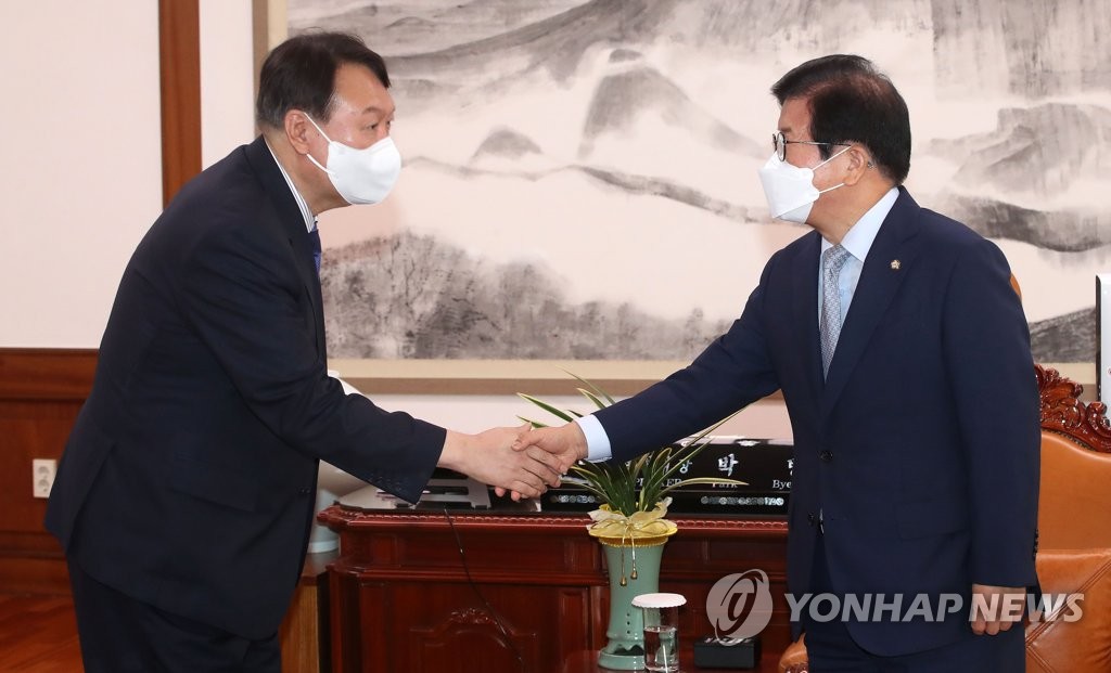 Presidential hopeful meets speaker Presidential hopeful meets speaker