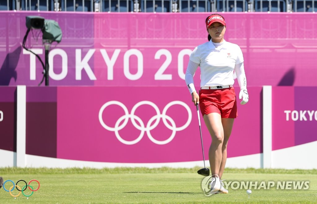 Ko Jin-young of South Korea prepares for her tee shot on the first hole during the second round of the Tokyo Olympic women's golf tournament at Kasumigaseki Country Club in Saitama, Japan, on Aug. 5, 2021. (Yonhap)