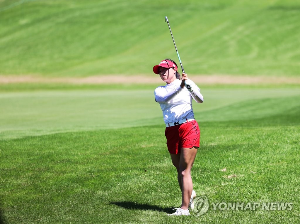 Ko Jin-young of South Korea hits her second shot on the first hole during the second round of the Tokyo Olympic women's golf tournament at Kasumigaseki Country Club in Saitama, Japan, on Aug. 5, 2021. (Yonhap)
