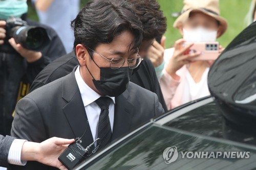첫 공판 마친 하정우
