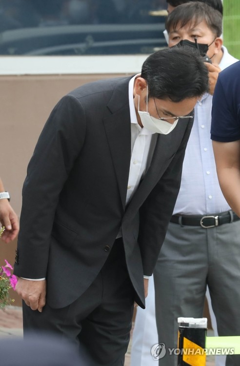 고개 숙여 인사하는 이재용 부회장